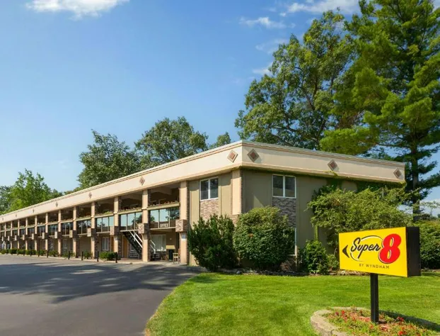Super 8 by Wyndham Traverse City hotel detail image 1