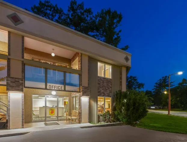 Super 8 by Wyndham Traverse City hotel detail image 3