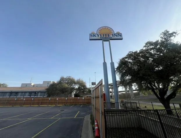 Skylite inn hotel detail image 2