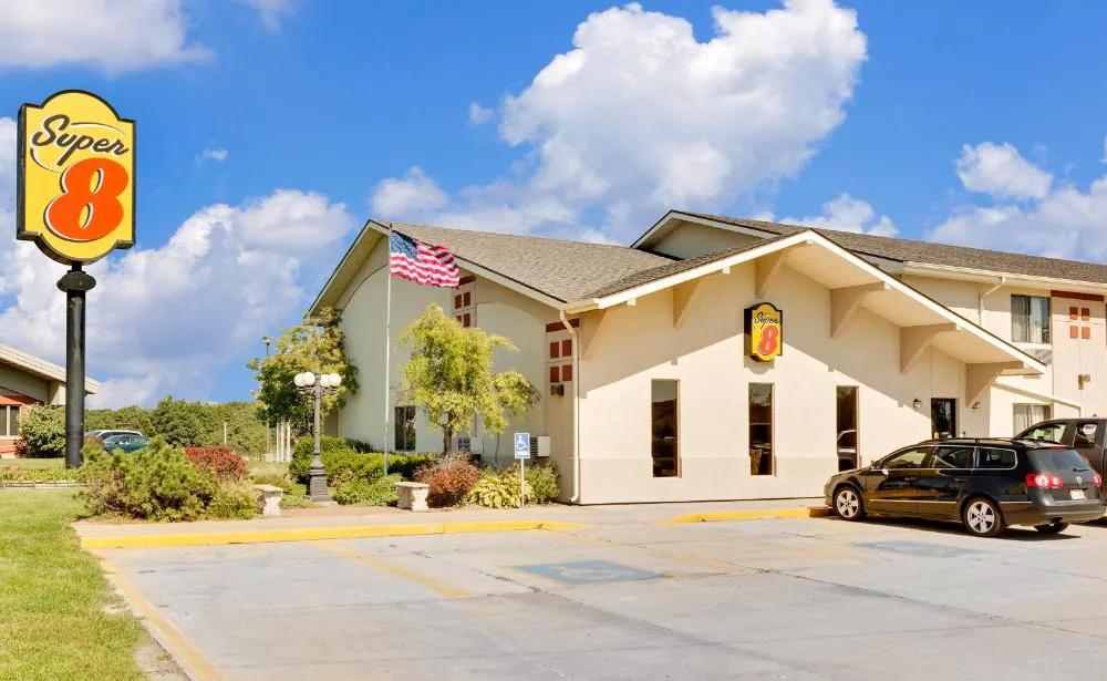 Super 8 by Wyndham Keokuk hotel hero