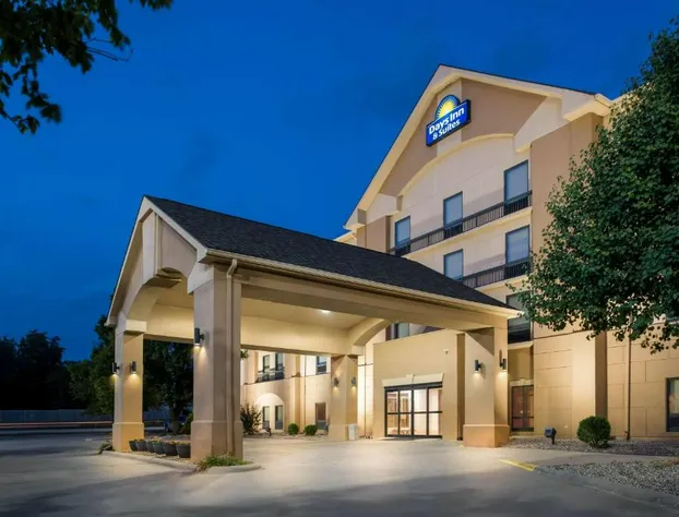 Days Inn & Suites by Wyndham Cedar Rapids hotel detail image 1