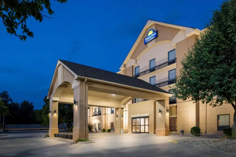 Days Inn & Suites by Wyndham Cedar Rapids hotel hero