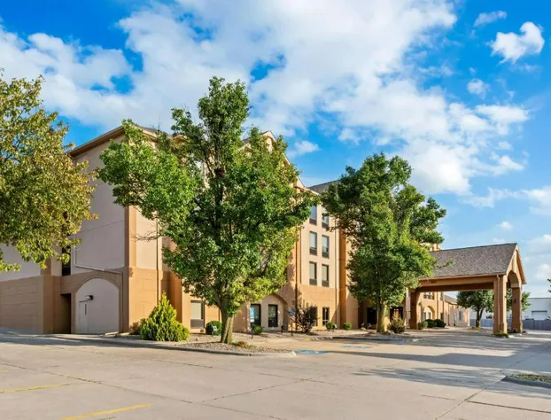 Days Inn & Suites by Wyndham Cedar Rapids hotel detail image 1