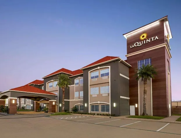 La Quinta Inn & Suites by Wyndham Port Arthur hotel detail image 1
