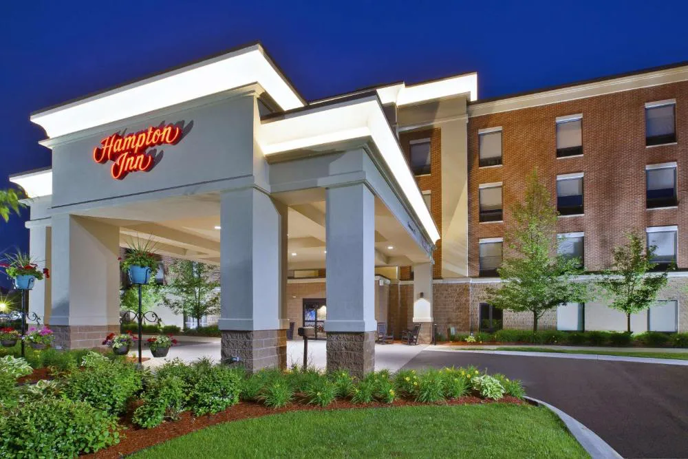 Hampton Inn Commerce Novi hotel hero