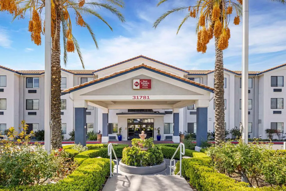 Best Western Plus Lake Elsinore Inn & Suites hotel hero