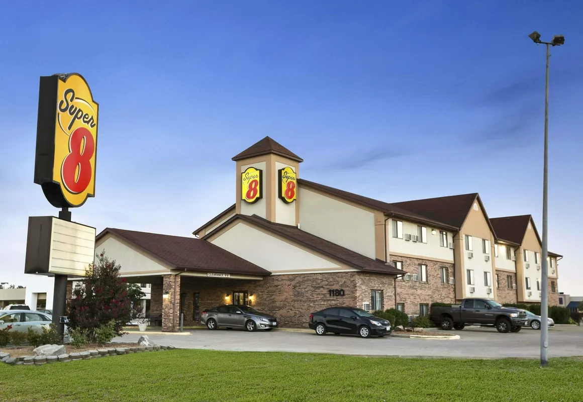 Super 8 by Wyndham Carbondale hotel hero