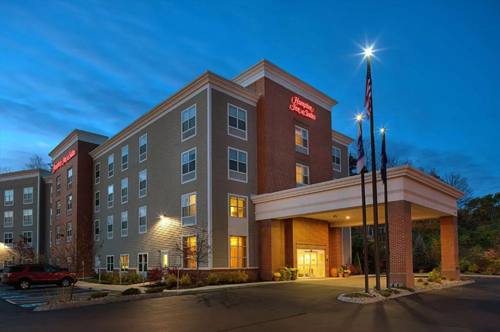 Hampton Inn & Suites Exeter hotel hero