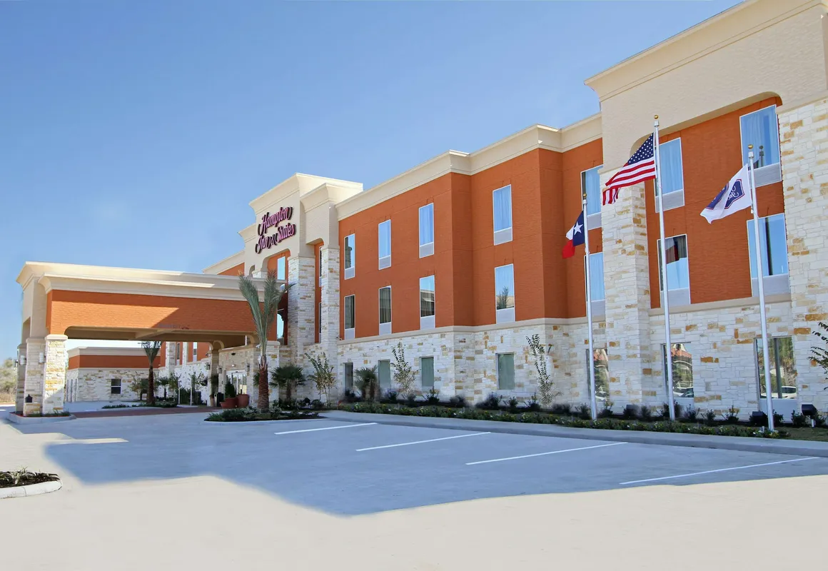 Hampton Inn & Suites Winnie hotel hero