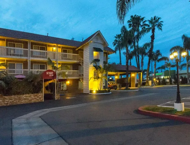 Ramada by Wyndham Costa Mesa/Newport Beach hotel detail image 1