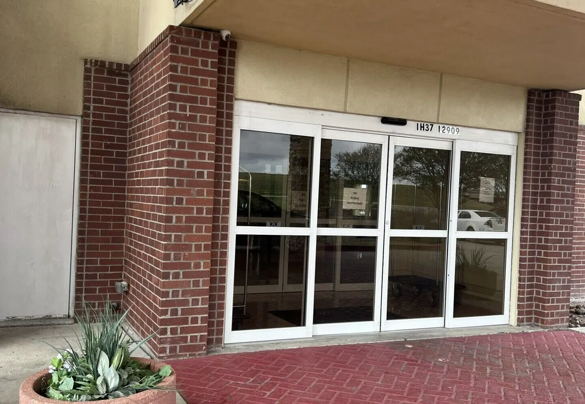 La Quinta Inn & Suites by Wyndham Mathis hotel hero