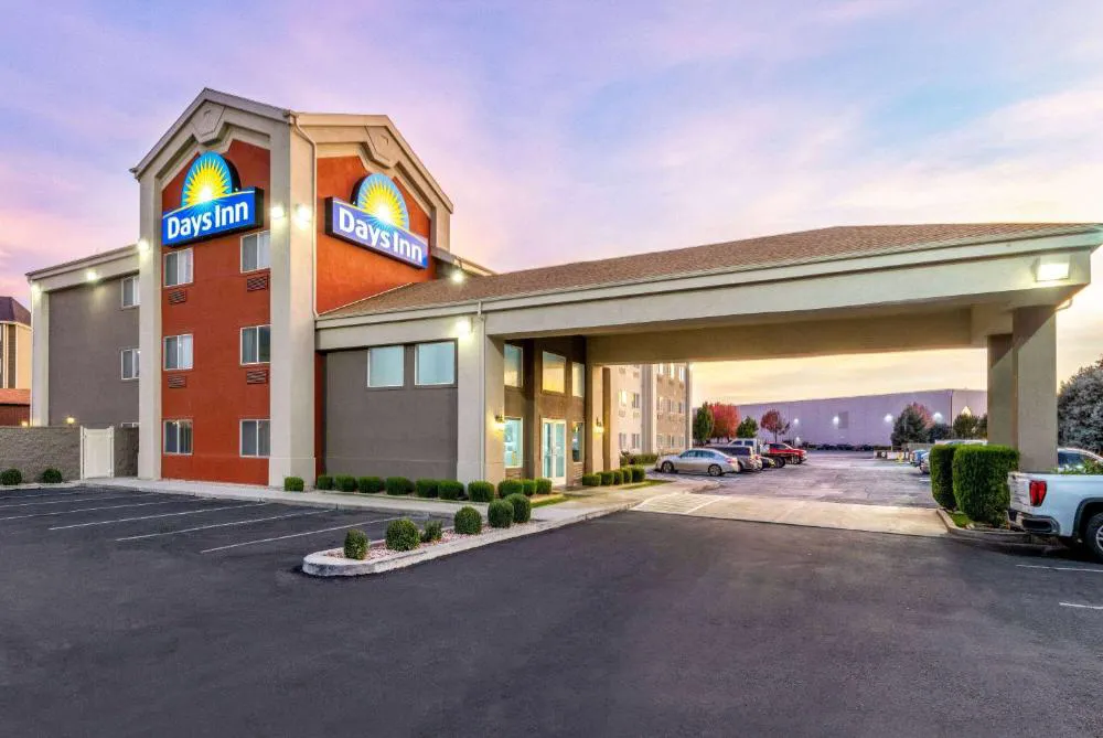 Days Inn by Wyndham Springville hotel hero