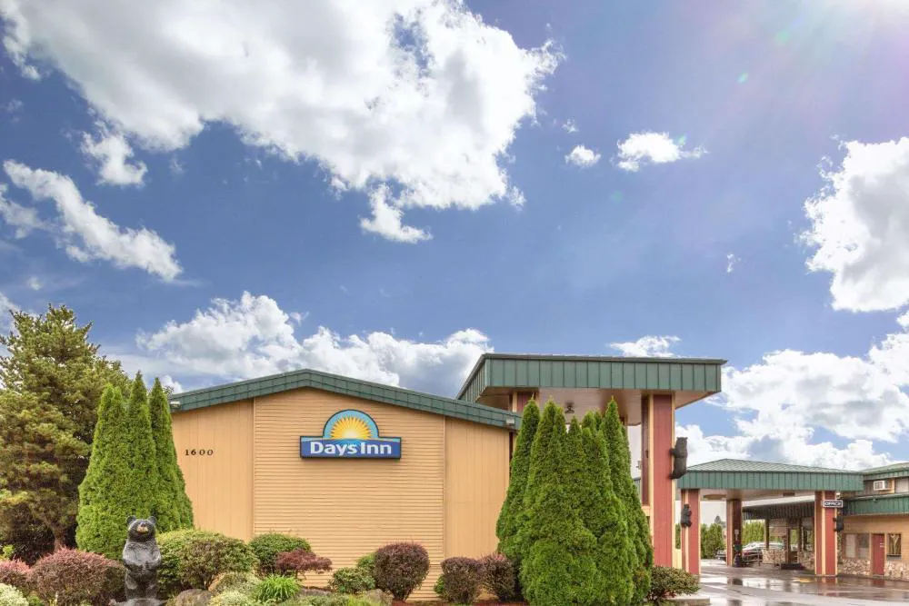 Days Inn by Wyndham Black Bear hotel hero