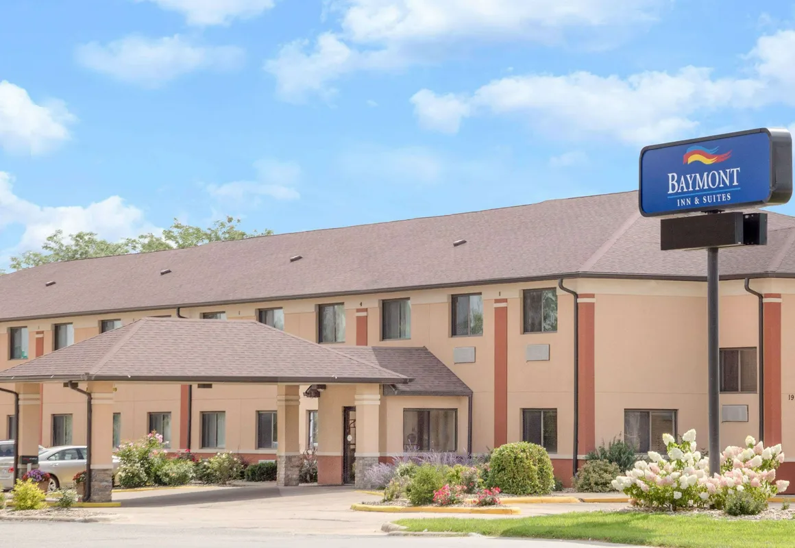 Baymont by Wyndham Waterloo hotel hero