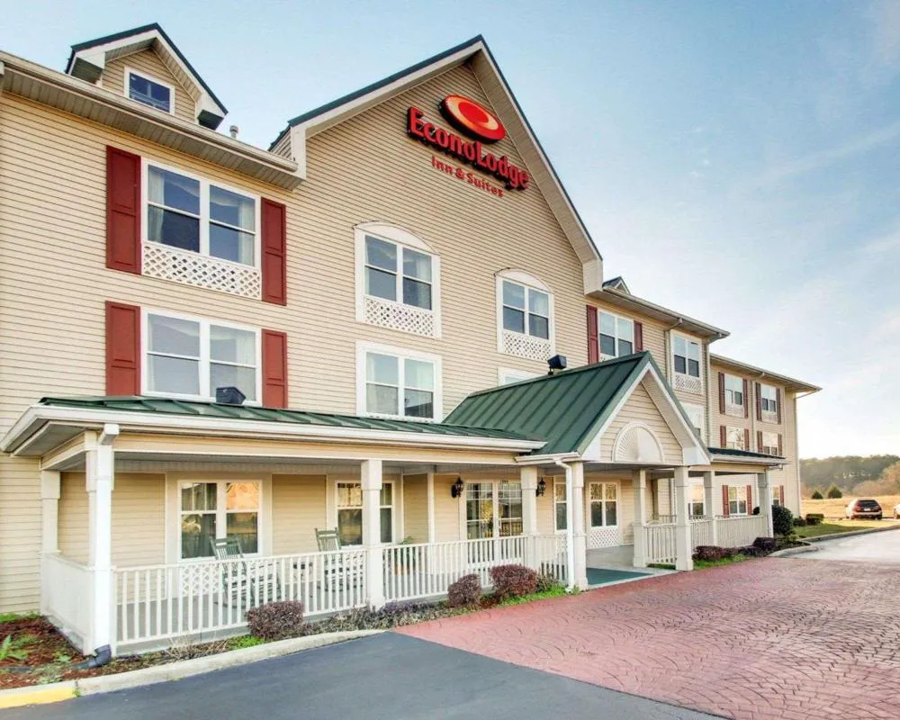 Econo Lodge & Suites hotel hero