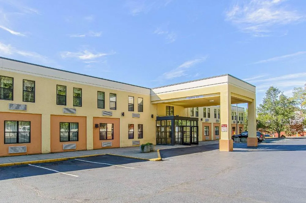 La Casa Inn & Suites - Middleboro hotel hero