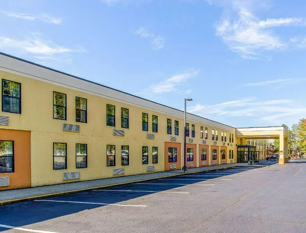 La Casa Inn & Suites - Middleboro hotel detail image 1