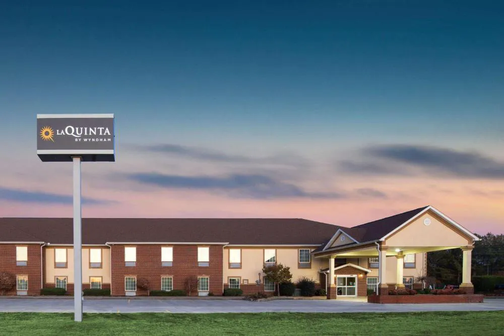 La Quinta Inn by Wyndham Calhoun South I-75 hotel hero