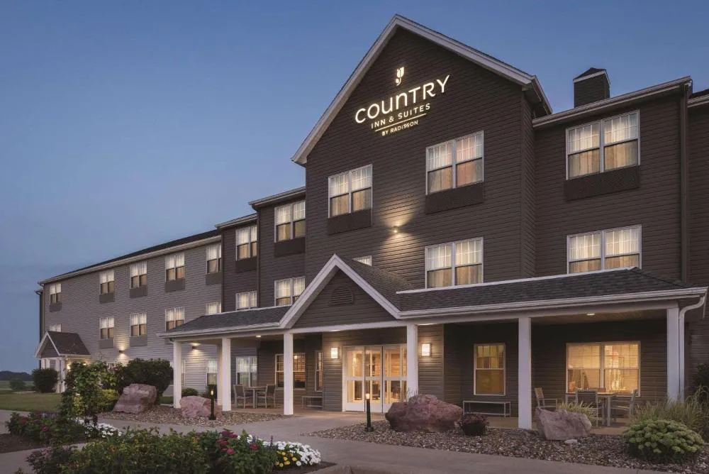 Country Inn & Suites by Radisson, Pella, IA hotel hero