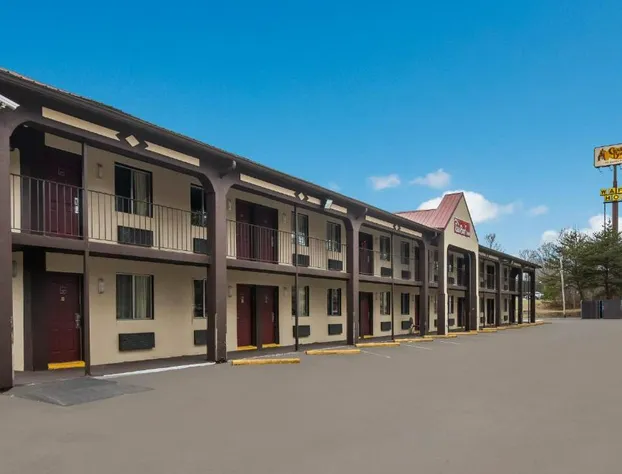 Red Roof Inn Crossville hotel detail image 3