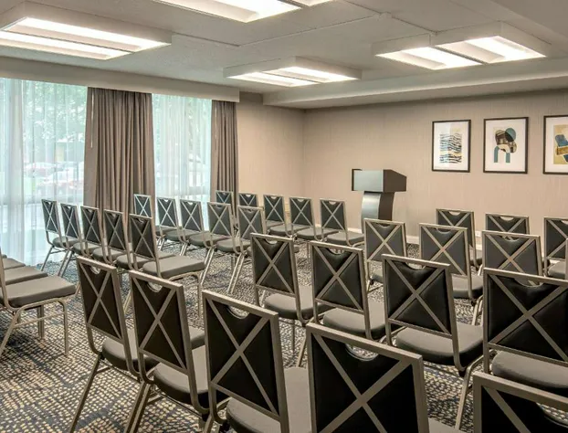 DoubleTree by Hilton Chicago - North Shore Conference Center hotel detail image 2