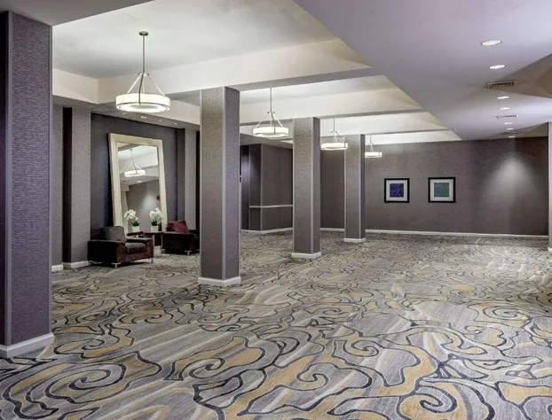 DoubleTree by Hilton Chicago - North Shore Conference Center hotel detail image 3