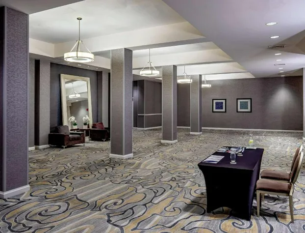 DoubleTree by Hilton Chicago - North Shore Conference Center hotel detail image 4