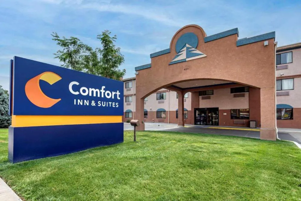 Comfort Inn & Suites hotel hero