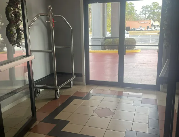 Red Roof Inn & Suites Hinesville hotel detail image 2