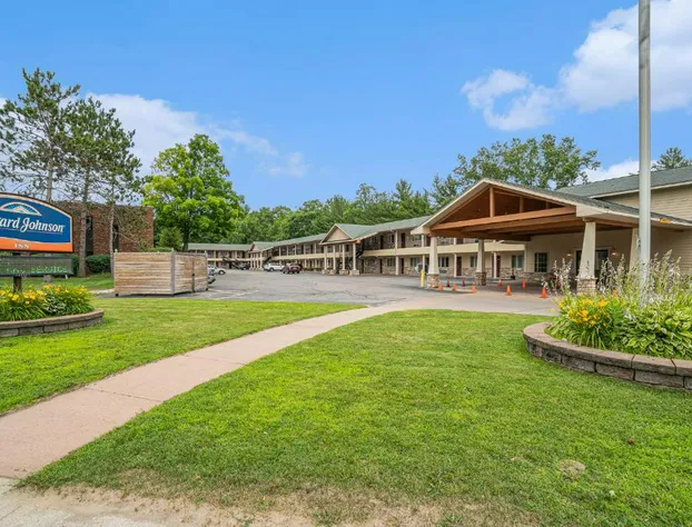 Howard Johnson by Wyndham Traverse City hotel detail image 1