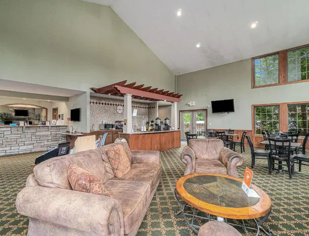 Howard Johnson by Wyndham Traverse City hotel detail image 3