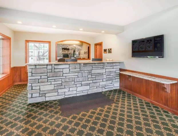 Howard Johnson by Wyndham Traverse City hotel detail image 4