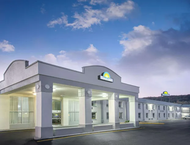 Days Inn by Wyndham Roanoke/Hollins Near I-81 hotel detail image 1