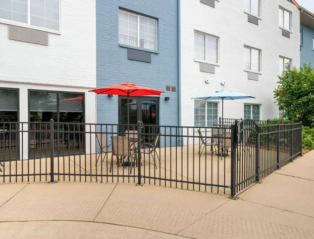 Comfort Suites Elgin Northwest hotel detail image 2