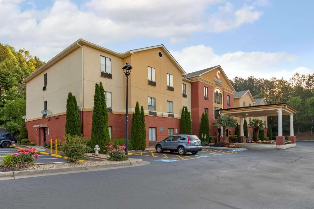 Comfort Inn & Suites hotel hero