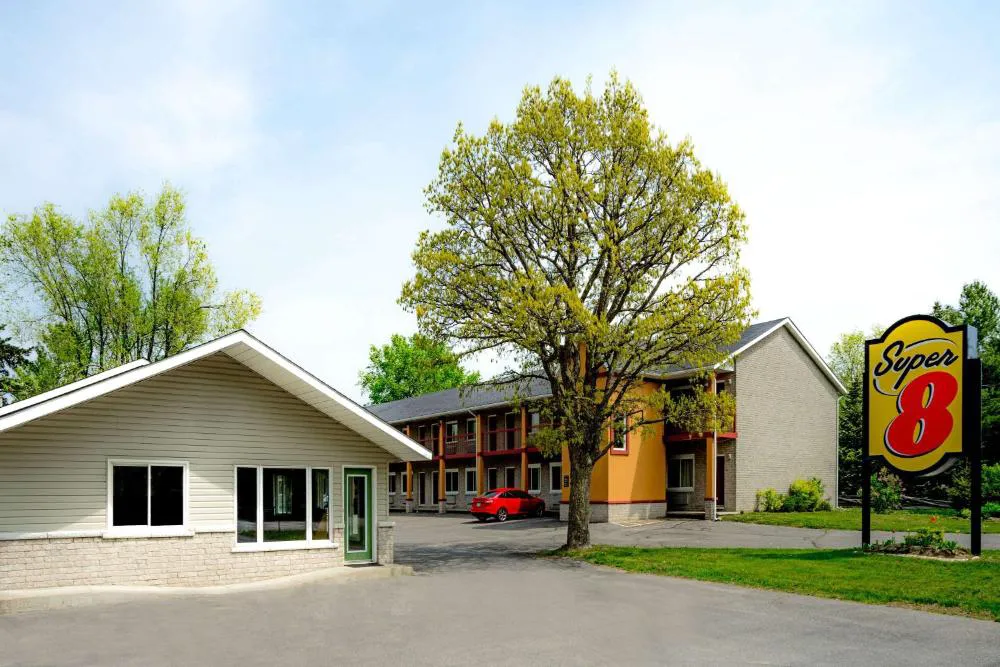 Super 8 by Wyndham Kingston hotel hero