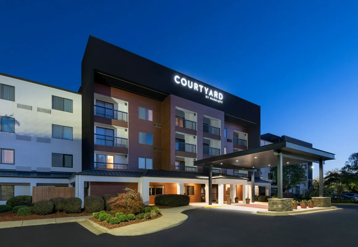 Courtyard by Marriott Burlington hotel hero