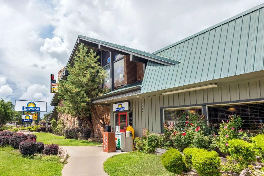 Days Inn by Wyndham Show Low hotel hero