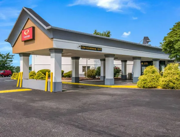 Econo Lodge Inn & Suites Chambersburg Central hotel detail image 1