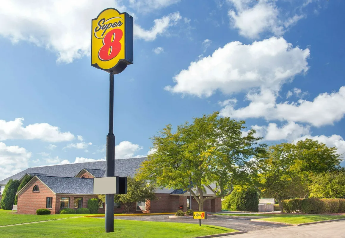 Super 8 by Wyndham Dodgeville hotel hero
