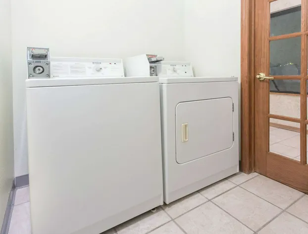 Super 8 by Wyndham Dodgeville hotel detail image 3