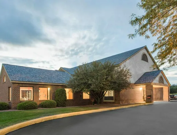 Super 8 by Wyndham Dodgeville hotel detail image 1