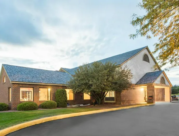 Super 8 by Wyndham Dodgeville hotel detail image 2