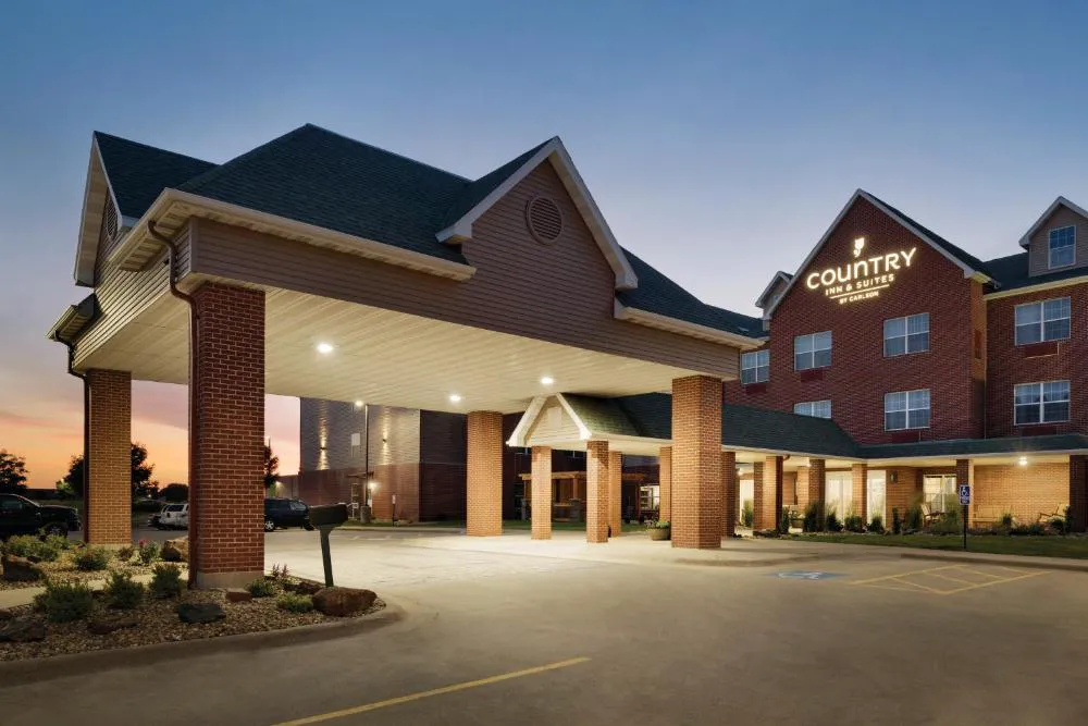 Country Inn & Suites by Radisson, Coralville, IA hotel hero