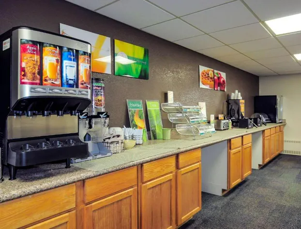 Quality Inn Stadium Area Green Bay Stadium hotel detail image 3