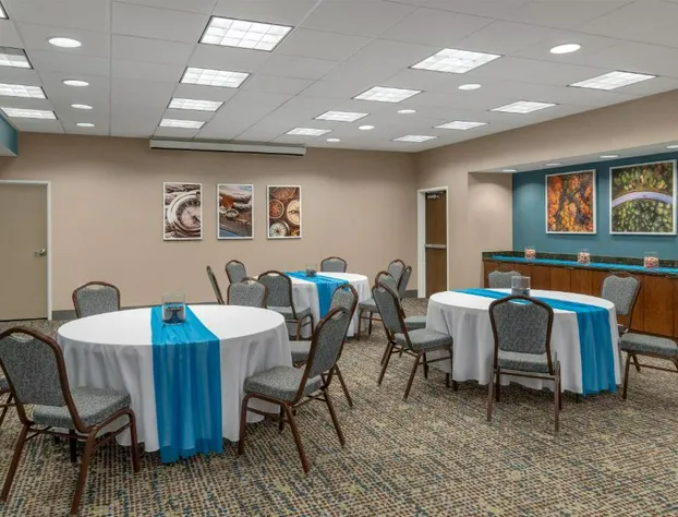 Hampton Inn & Suites Tacoma/Puyallup hotel detail image 3