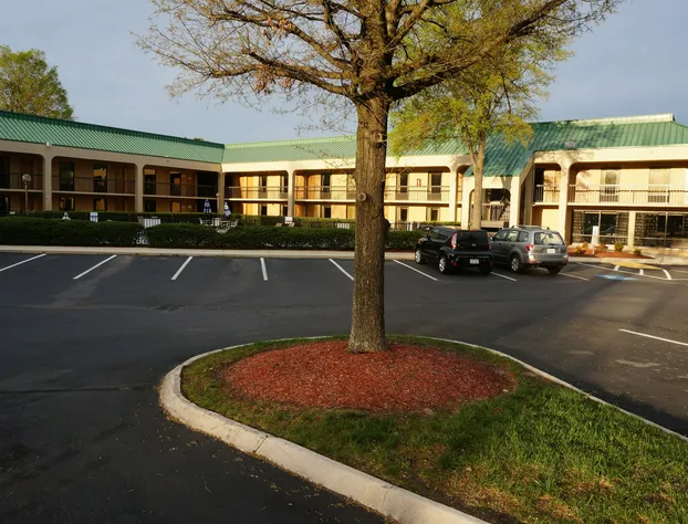 Howard Johnson by Wyndham Greensboro Near the Coliseum hotel detail image 2