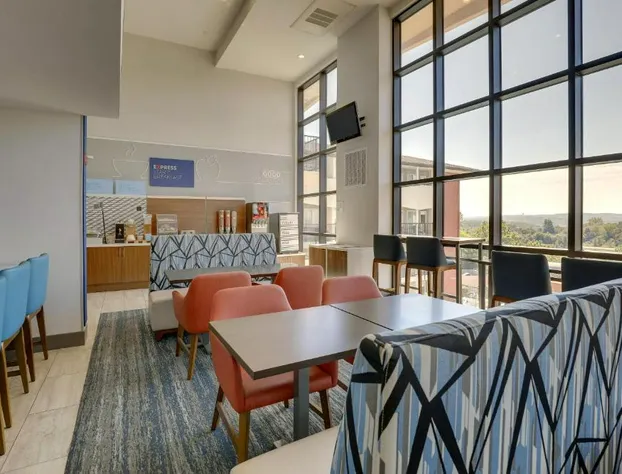Holiday Inn Express Hotel & Suites Branson 76 Central by IHG hotel detail image 2