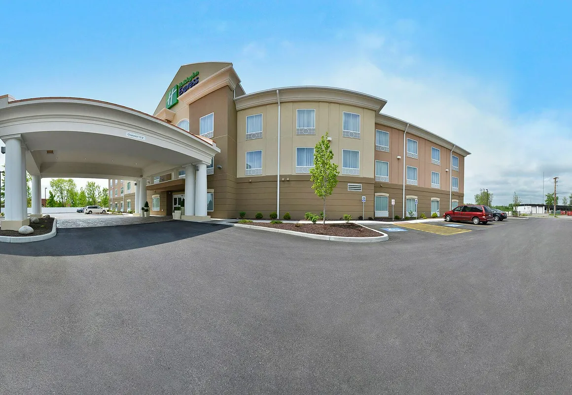 Holiday Inn Express & Suites Utica by IHG hotel hero