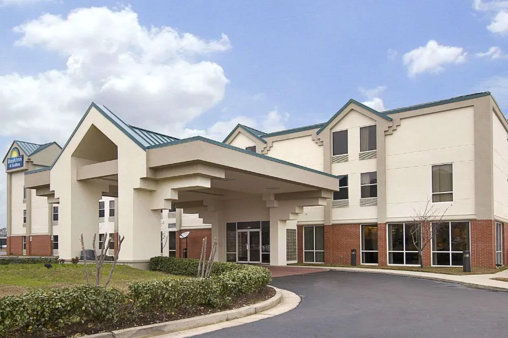 Days Inn & Suites by Wyndham Ridgeland hotel hero